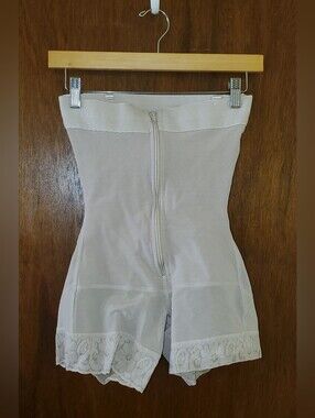 Ann Chery High-Waist Lace Hem Shaping Shorts Sz Large